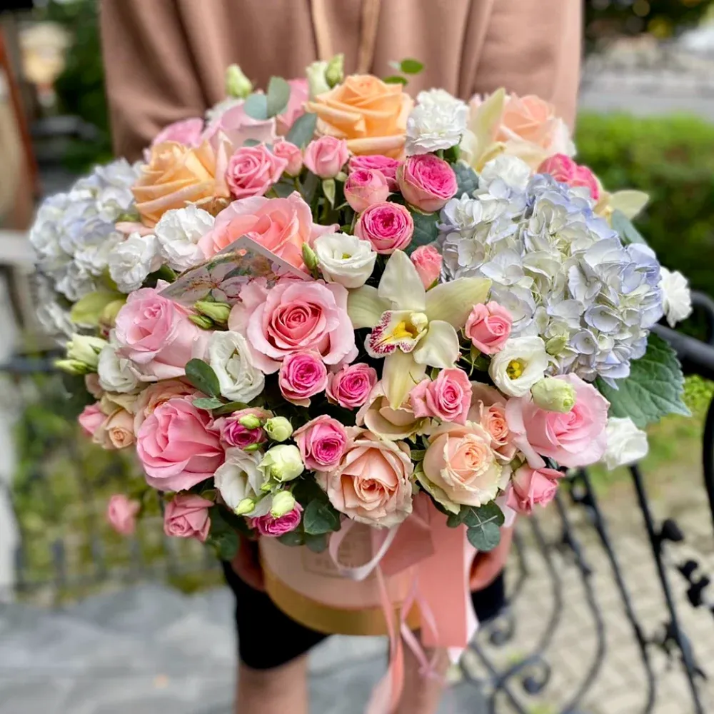 Гортензии в шляпной коробке