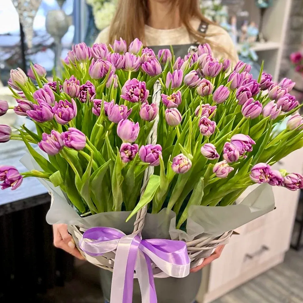 Корзины с тюльпанами